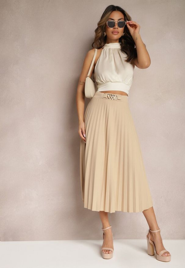 Renee - Beżowa Plisowana Spódnica z Gumką w Talii i Ozdobą w Serca Pearlis. Kolor: beżowy. Wzór: aplikacja