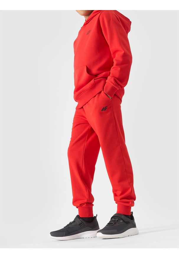 4f - 4F Spodnie dresowe joggery chłopięce - pomarańczowe 134 (8-9 lat). Okazja: na co dzień. Kolor: pomarańczowy. Materiał: dresówka. Wzór: gładki, ze splotem. Sezon: lato. Styl: casual, sportowy