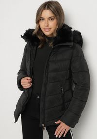 Born2be - Czarna Taliowana Kurtka z Pikowanymi Przeszyciami i Kapturem z Futerkiem Olennea. Okazja: do pracy, na co dzień, na spotkanie biznesowe. Kolor: czarny. Materiał: futro. Styl: casual, klasyczny, biznesowy #7