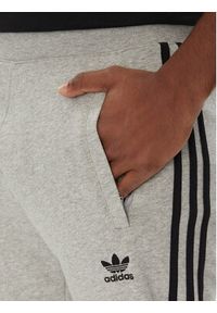 Adidas - adidas Spodnie dresowe adicolor 3-Stripes JY1387 Szary Slim Fit. Kolor: szary. Materiał: bawełna, syntetyk #5