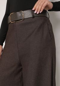 Born2be - Brązowe Bawełniane Szerokie Spodnie Garniturowe z Wysokim Stanem i Paskiem Tusamia. Okazja: na co dzień, na spotkanie biznesowe. Stan: podwyższony. Kolor: brązowy. Materiał: bawełna. Styl: klasyczny, casual, elegancki, biznesowy #6