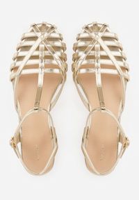 Renee - Złote Sandały VICES Ozdobione Cienkimi Paskami Calodora. Okazja: na co dzień. Zapięcie: pasek. Kolor: złoty. Materiał: jeans. Wzór: aplikacja. Styl: casual #3