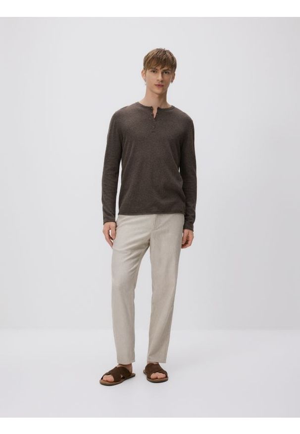 Reserved - Sweter henley - szary. Typ kołnierza: typu henley. Kolor: szary. Materiał: dzianina, len