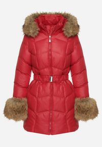 Born2be - Czerwona Pikowana Kurtka z Paskiem i Kapturem Zdobiona Futerkiem Olunelia. Okazja: na co dzień. Kolor: czerwony. Materiał: futro. Wzór: aplikacja. Styl: klasyczny, casual, elegancki #3