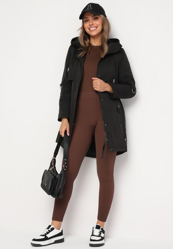 Born2be - Czarna Kurtka Parka z Bawełną Ściągana w Pasie Troczkiem Zapinana na Napy Velethra. Okazja: na co dzień. Kolor: czarny. Materiał: bawełna. Styl: casual