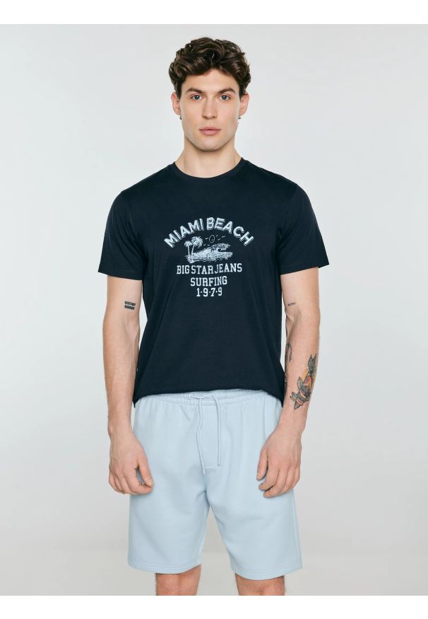 Big-Star - Koszulka męska z kontrastowym nadrukiem granatowa Fors 403. Kolor: niebieski. Materiał: materiał, skóra, dzianina. Wzór: nadruk. Styl: klasyczny, wakacyjny
