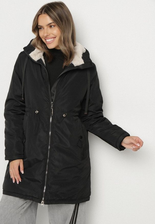 Born2be - Czarna Klasyczna Kurtka Parka z Futrzaną Wyściółką Olenevia. Okazja: na co dzień. Kolor: czarny. Materiał: futro. Styl: klasyczny