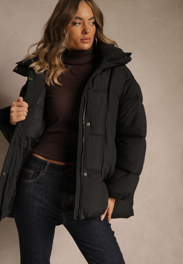 Renee - Czarna Kurtka Oversize z Pikowanymi Przeszyciami i Kapturem Galeana. Okazja: na co dzień. Kolor: czarny. Materiał: zamsz, poliester, jeans, dzianina. Sezon: zima. Styl: elegancki, casual