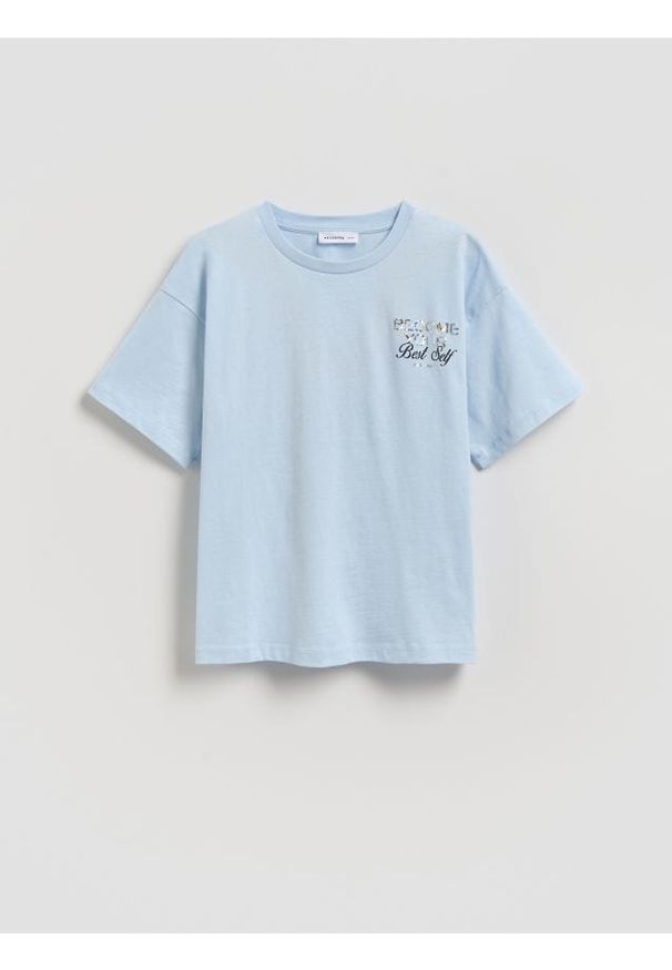 Reserved - T-shirt z nadrukiem na plecach - jasnoniebieski. Kolor: niebieski. Materiał: bawełna. Wzór: nadruk