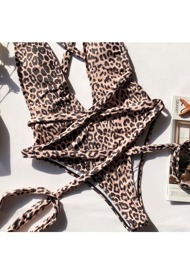 Intica - Jednoczęściowy strój kąpielowy z głębokim dekoltem Toyomi. Materiał: materiał