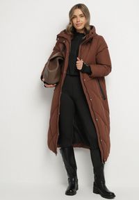 Born2be - Brązowa Pikowana Kurtka o Długim Pudełkowym Kroju z Kapturem i Kieszeniami Attesina. Okazja: na co dzień. Typ kołnierza: kaptur. Kolor: brązowy. Materiał: wełna, jeans. Długość: długie. Sezon: zima. Styl: casual, elegancki, klasyczny #5