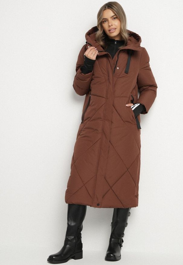 Born2be - Brązowa Pikowana Kurtka o Długim Pudełkowym Kroju z Kapturem i Kieszeniami Attesina. Okazja: na co dzień. Typ kołnierza: kaptur. Kolor: brązowy. Materiał: wełna, jeans. Długość: długie. Sezon: zima. Styl: klasyczny, casual, elegancki