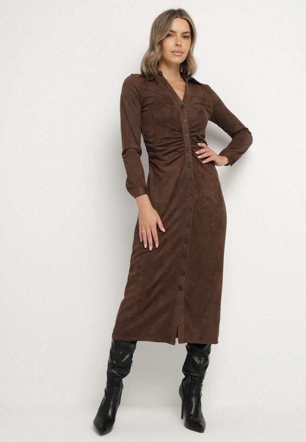 Born2be - Brązowa Koszulowa Sukienka z Imitacji Zamszu z Marszczeniem w Talii Eselea. Okazja: na co dzień. Typ kołnierza: dekolt w serek, kołnierzyk klasyczny. Kolor: brązowy. Materiał: zamsz. Typ sukienki: koszulowe. Styl: klasyczny, casual, elegancki