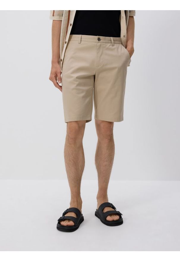 Reserved - Szorty chino regular fit - beżowy. Kolor: beżowy. Materiał: tkanina, bawełna