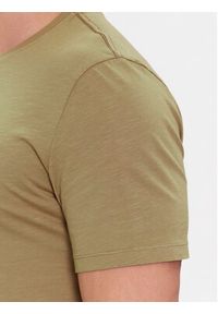 Guess T-Shirt M4RI49 KBL31 Beżowy Slim Fit. Kolor: beżowy. Materiał: bawełna