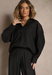 Renee - Czarna Koszula Oversize w Klasycznym Stylu z Kieszonką Liozira. Okazja: na spotkanie biznesowe, na co dzień. Typ kołnierza: kołnierzyk klasyczny. Kolor: czarny. Styl: klasyczny
