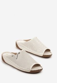 Born2be - Białe Klapki Vices z Perforowaną Cholewką Sarianae. Okazja: na co dzień. Kolor: biały. Styl: elegancki, casual #3