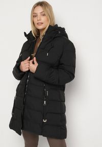 Born2be - Czarna Pikowana Kurtka o Taliowanym Fasonie z Kapturem Acindrie. Okazja: na spotkanie biznesowe, na co dzień. Typ kołnierza: kaptur. Kolekcja: plus size. Kolor: czarny. Materiał: poliester, jeans. Wzór: aplikacja. Sezon: zima. Styl: biznesowy, casual #4