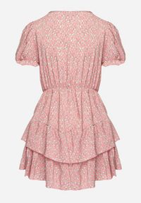 Born2be - Różowa Sukienka Mini z Falbankami i Kopertowym Dekoltem z Gumką w Talii Isarola. Typ kołnierza: kołnierz z falbankami. Kolor: różowy. Wzór: kwiaty. Sezon: lato. Typ sukienki: kopertowe. Długość: mini #6