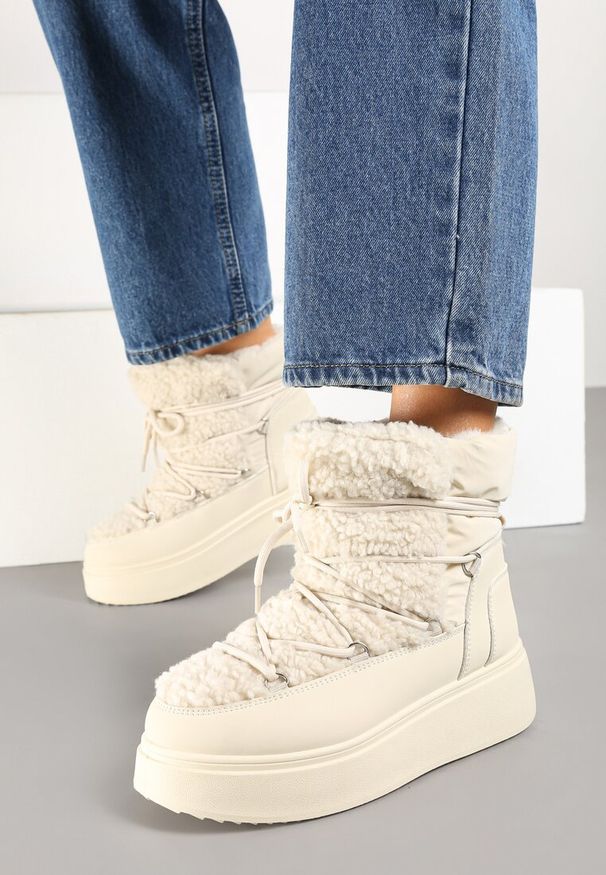 Born2be - Beżowe Sznurowane Śniegowce Vices na Grubej Podeszwie Ozdobione Futerkiem Nomizola. Okazja: na co dzień, na spacer. Zapięcie: sznurówki. Kolor: beżowy. Materiał: futro. Wzór: aplikacja. Sezon: zima. Styl: casual