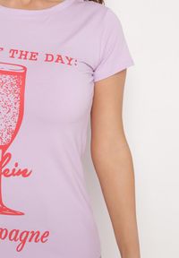 Born2be - Fioletowy Klasyczny T-shirt z Bawełny Ozdobiony Nadrukiem Getantia. Okazja: na co dzień. Kolor: fioletowy. Materiał: bawełna. Wzór: nadruk, aplikacja. Styl: klasyczny #2