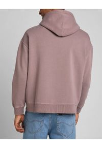 Lee - LEE CORE LOOSE HOODIE MĘSKA BLUZA KLASYCZNA LOGO KAPTUR PURPLE STORM L84WTJ70 112322637. Styl: klasyczny #3