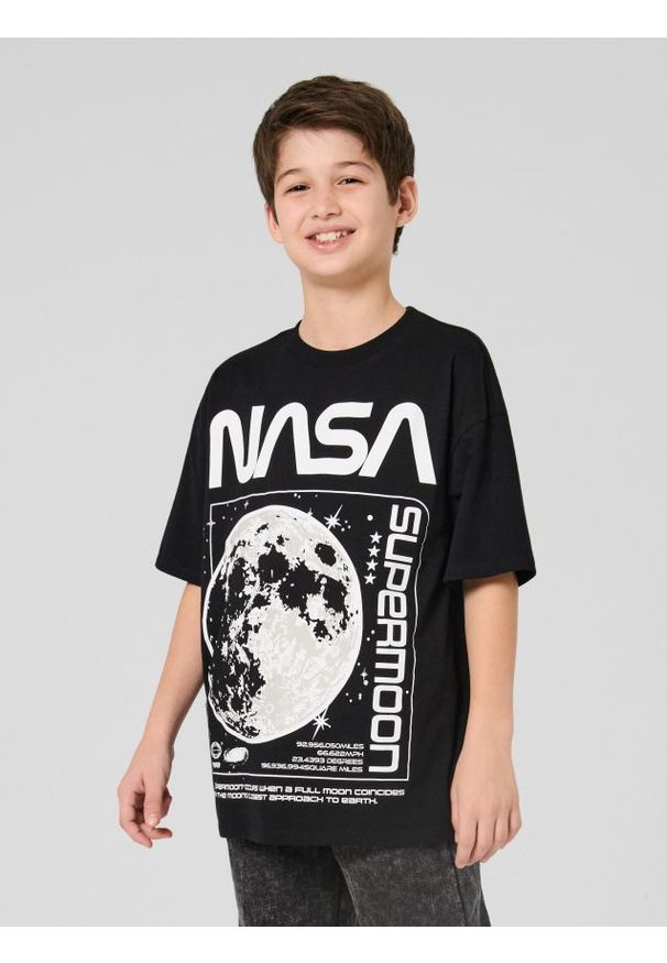 Sinsay - Bawełniana koszulka z krótkim rękawem NASA - czarny. Kolor: czarny. Materiał: bawełna. Długość rękawa: krótki rękaw. Długość: krótkie