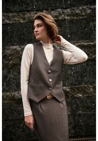 MOODO - Elegancka kamizelka ciemnobeżowa. Kolor: beżowy. Materiał: wiskoza, elastan, poliester. Styl: elegancki