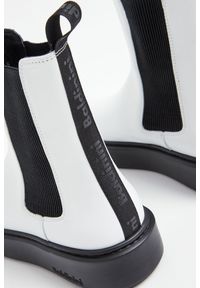 Baldinini - Botki skórzane BALDININI. Zapięcie: pasek. Materiał: skóra, guma. Wzór: napisy #4