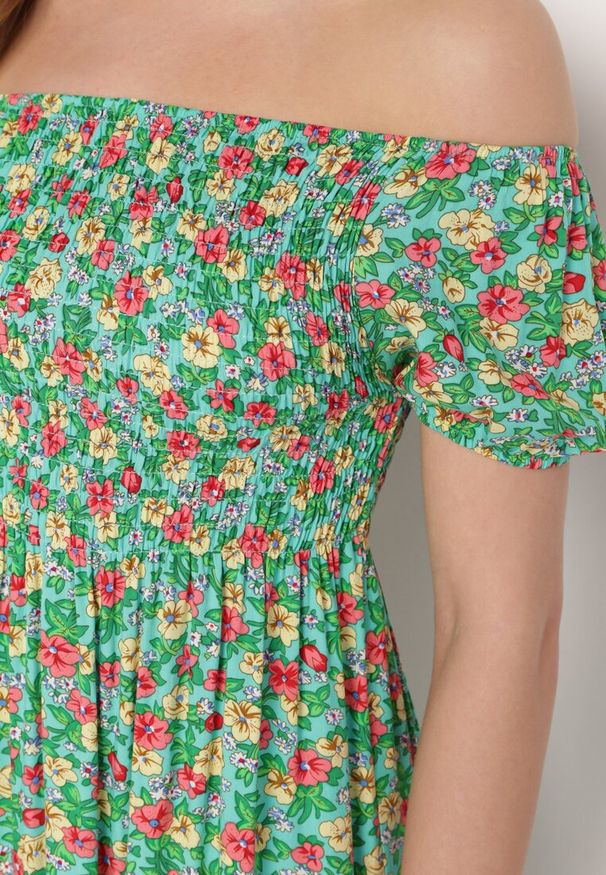 Born2be - Jasnozielona Sukienka z Wiskozy w Kwiaty z Hiszpańskim Dekoltem Latiana. Okazja: na co dzień. Kolor: zielony. Materiał: wiskoza. Wzór: kwiaty. Sezon: lato. Styl: casual, elegancki