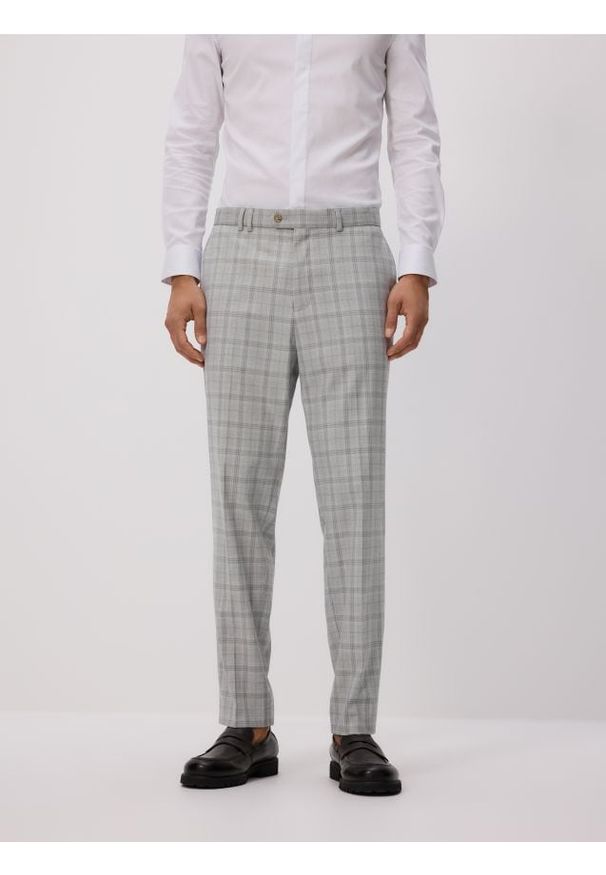 Reserved - Spodnie garniturowe z dodatkiem wiskozy - jasnoszary. Kolor: szary. Materiał: wiskoza