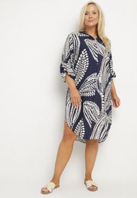 Born2be - Granatowa Sukienka Koszulowa z Wiskozą o Pudełkowym Kroju Redenira. Okazja: na co dzień. Typ kołnierza: kołnierzyk klasyczny. Kolekcja: plus size. Kolor: niebieski. Materiał: wiskoza. Typ sukienki: koszulowe. Styl: klasyczny, casual