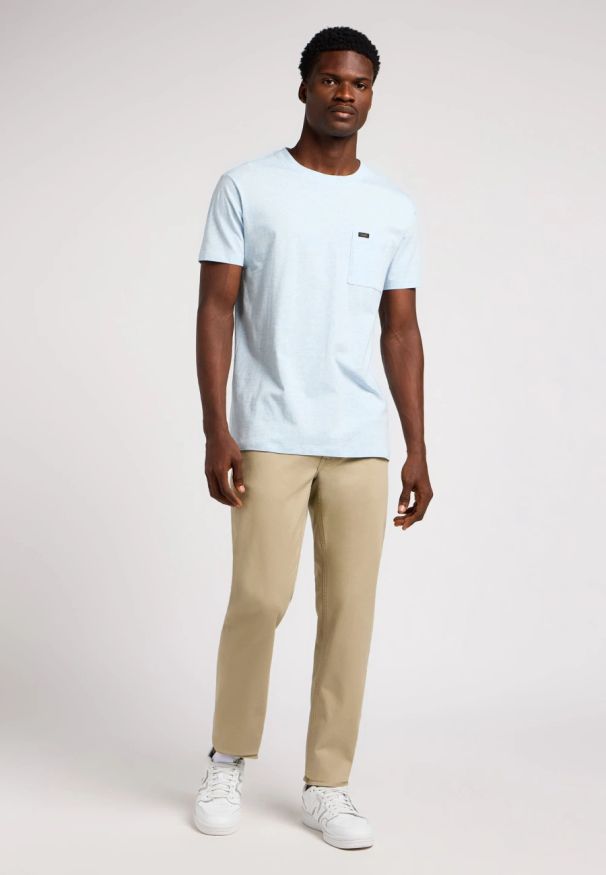 Lee - MESKIE SPODNIE MATERIALOWE LEE DAREN ZIP FLY KANSAS CITY KHAKI 112349219. Kolor: brązowy