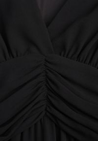 Renee - Czarna Rustykalna Sukienka Wieczorowa z Falbanami i Marszczeniem w Talii Himereanes. Typ kołnierza: kołnierz z falbankami. Kolor: czarny. Materiał: tkanina. Wzór: gładki, aplikacja. Typ sukienki: rozkloszowane. Styl: wizytowy #3