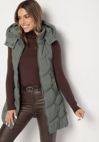 Born2be - Zielona Kamizelka z Odpinanym Kapturem Ozdobiona Pikowaniem Tulira. Okazja: na co dzień. Kolor: zielony. Materiał: jeans. Wzór: aplikacja. Styl: klasyczny, casual, elegancki