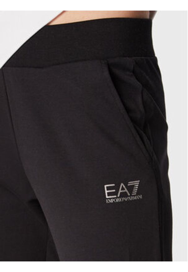 EA7 Emporio Armani Dres 6LTV60 TJEAZ 22BA Biały Regular Fit. Kolor: biały. Materiał: dresówka, bawełna