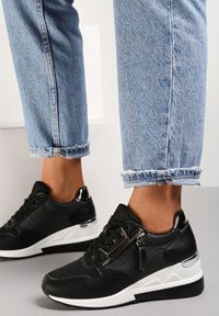 Renee - Czarne Sneakersy Phoebala. Nosek buta: okrągły. Zapięcie: sznurówki. Kolor: czarny. Materiał: jeans, lakier. Szerokość cholewki: normalna. Wzór: aplikacja. Obcas: na koturnie #1