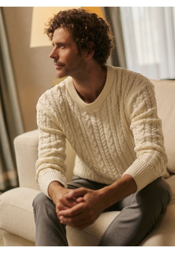 Pako Lorente - PAKO LORENTE - Beżowy sweter męski z kaszmirem. Kolor: beżowy. Materiał: kaszmir. Wzór: ze splotem. Sezon: jesień