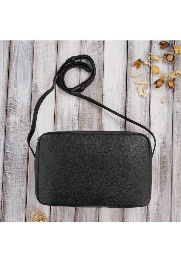 Pudełkowa listonoszka skórzana PAOLO PERUZZI IN-62-BL czarna. Kolor: czarny. Sezon: lato. Materiał: skórzane. Styl: klasyczny, casual, elegancki. Rodzaj torebki: na ramię