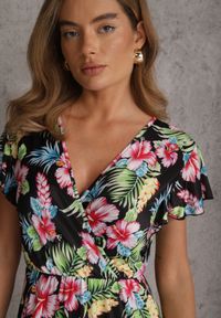 Renee - Czarna Kopertowa Sukienka z Wiskozą i Gumką w Talii w Tropikalne Kwiaty Chionobe. Okazja: na spacer, na co dzień. Kolekcja: moda ciążowa. Kolor: czarny. Materiał: wiskoza. Wzór: kwiaty. Sezon: lato. Typ sukienki: kopertowe. Styl: wakacyjny, elegancki, casual #8