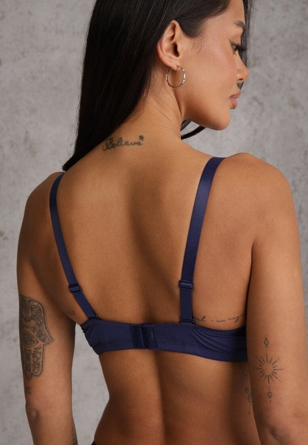 Renee - Granatowy Koronkowy Biustonosz z Metaliczną Aplikacją Dorzedi. Kolor: niebieski. Materiał: koronka. Rodzaj stanika: przezroczysty. Wzór: aplikacja