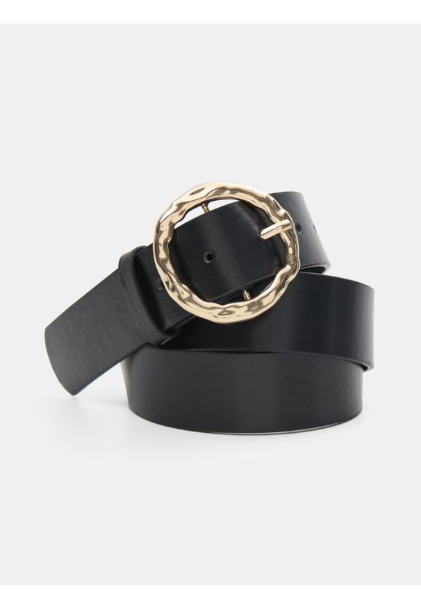 Sinsay - Pasek z imitacji skóry ze złotą klamrą - czarny. Kolor: czarny. Materiał: skóra