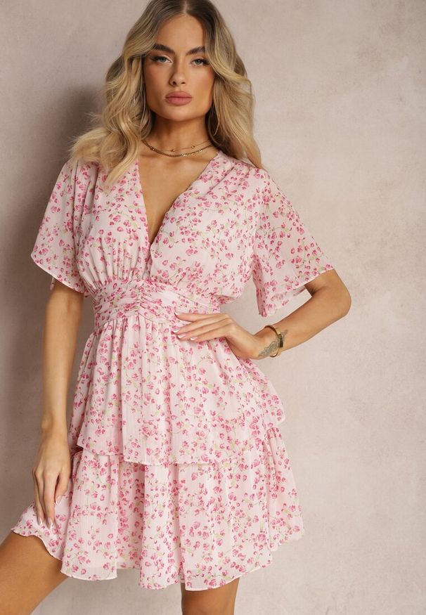 Renee - Różowa Sukienka o Rozkloszowanym Kroju z Gumką w Pasie i Marszczeniami Nerva. Kolor: różowy. Długość rękawa: krótki rękaw. Typ sukienki: rozkloszowane