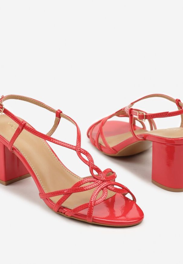 Renee - Czerwone Sandały na Słupku Vices Ozdobione Paskami Sanello. Okazja: na co dzień. Zapięcie: pasek. Kolor: czerwony. Materiał: jeans. Wzór: aplikacja. Obcas: na słupku. Styl: casual, elegancki
