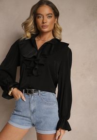 Renee - Czarna Koszula z Ozdobnymi Falbankami Jeneviella. Okazja: na co dzień. Typ kołnierza: kołnierz z falbankami. Kolor: czarny. Wzór: aplikacja. Styl: klasyczny, casual