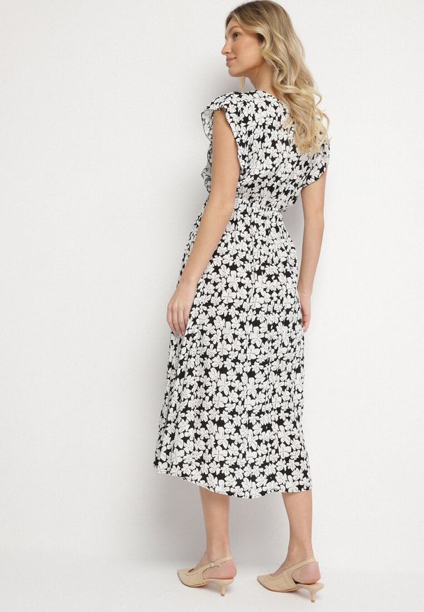 Born2be - Czarna Bawełniana Sukienka w Kwiatki o Rozkloszowanym Kroju z Gumką Alanilia. Okazja: na co dzień. Typ kołnierza: dekolt w kształcie V. Kolor: czarny. Wzór: kwiaty. Typ sukienki: rozkloszowane. Materiał: bawełna. Długość rękawa: krótki rękaw. Sezon: wiosna, lato. Styl: casual, elegancki