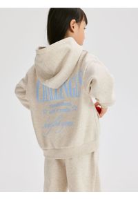 Reserved - Bluza z napisem na plecach - beżowy. Typ kołnierza: kaptur. Kolor: beżowy. Materiał: bawełna. Wzór: napisy #1