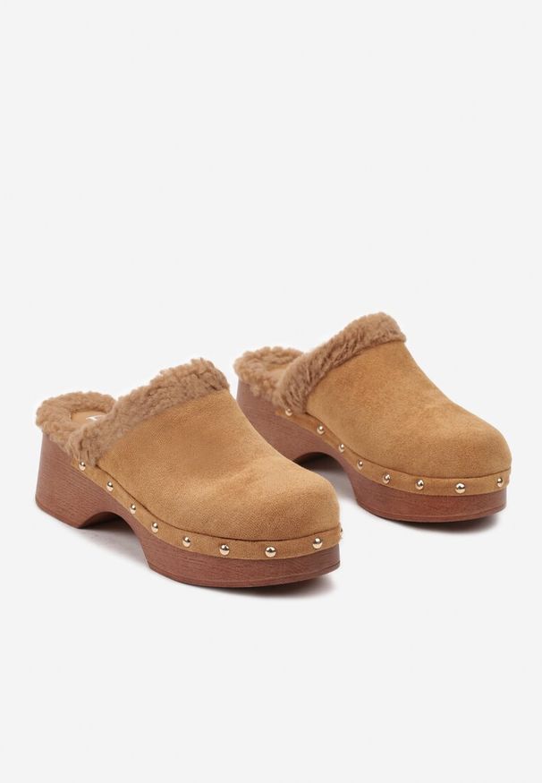 Renee - Brązowe Futerkowe Klapki Mule na Platformie Ozdobione Ćwiekami Crelina. Kolor: brązowy. Materiał: jeans. Wzór: aplikacja. Obcas: na platformie. Styl: klasyczny. Wysokość obcasa: średni