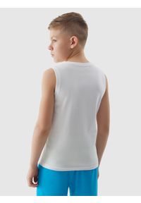 4f - Tank top regular chłopięcy - biały. Kolor: biały. Materiał: bawełna, jersey, dzianina. Długość rękawa: na ramiączkach. Wzór: ze splotem, nadruk, gładki. Sezon: lato