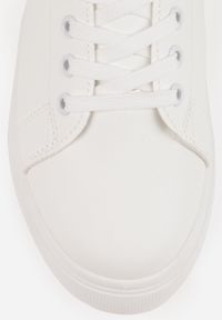 Born2be - Białe Sneakersy na Płaskiej Podeszwie z Okrągłym Noskiem Azethia. Okazja: na co dzień. Nosek buta: okrągły. Kolor: biały. Obcas: na płaskiej podeszwie #3